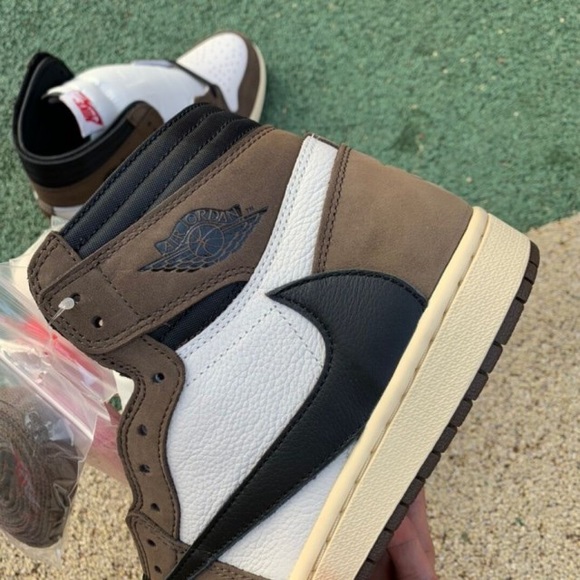 Travis Scott x Air Jordan 1 Retro High OG 'Mocha' - Picture 4 of 5